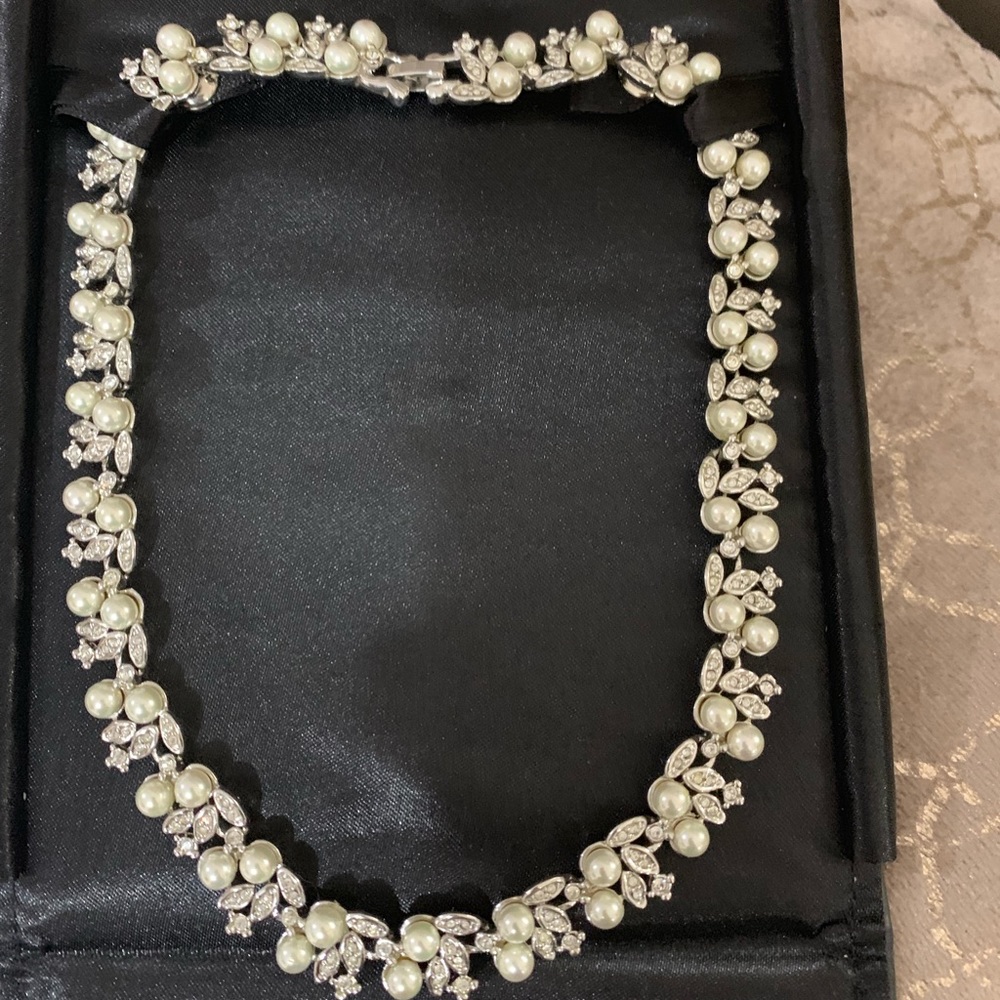 A beautiful faux pearl choker with stones. - Picture 2 of 2